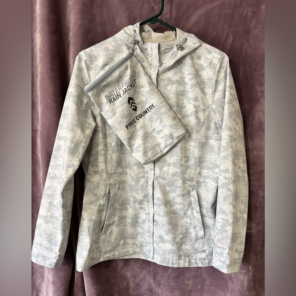 Woman’s Free Country Light Gray Camo  Weatherproof Jacket  With Pouch Size M